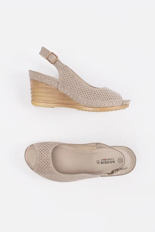 Ausschnittsandalen in sandfarben auf... Ausschnittsandalen in sandfarben auf...