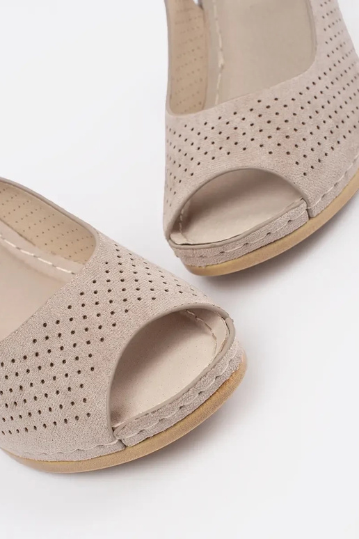 Ausschnittsandalen in sandfarben auf... Ausschnittsandalen in sandfarben auf...