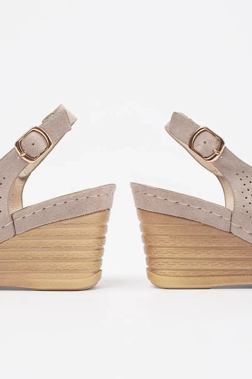 Ausschnittsandalen in sandfarben auf... Ausschnittsandalen in sandfarben auf...