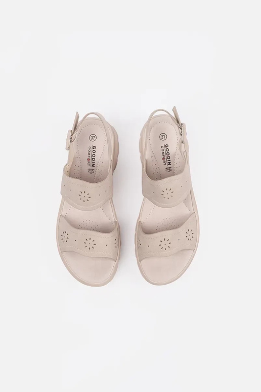 Elfenbeinfarbene Sandalen in hell auf...