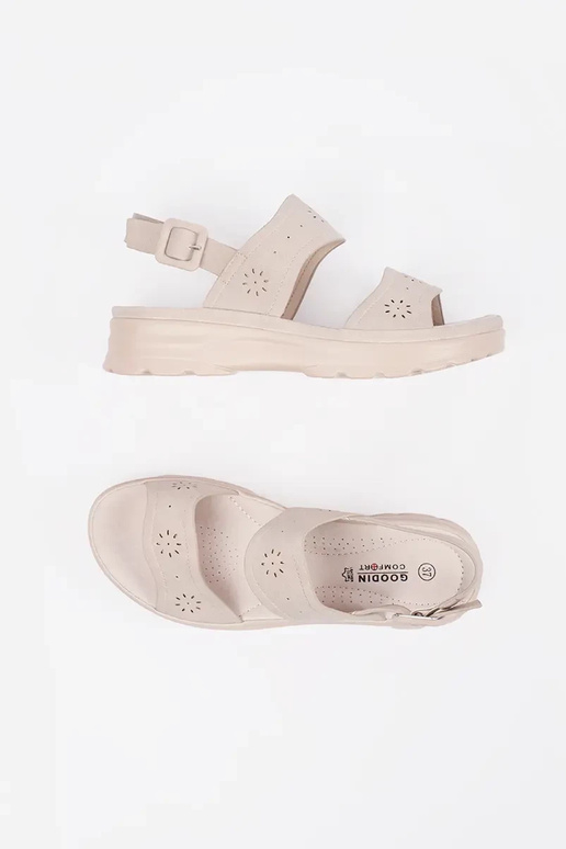 Elfenbeinfarbene Sandalen in hell auf...