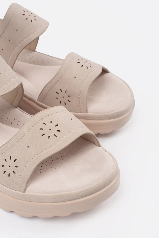 Elfenbeinfarbene Sandalen in hell auf...