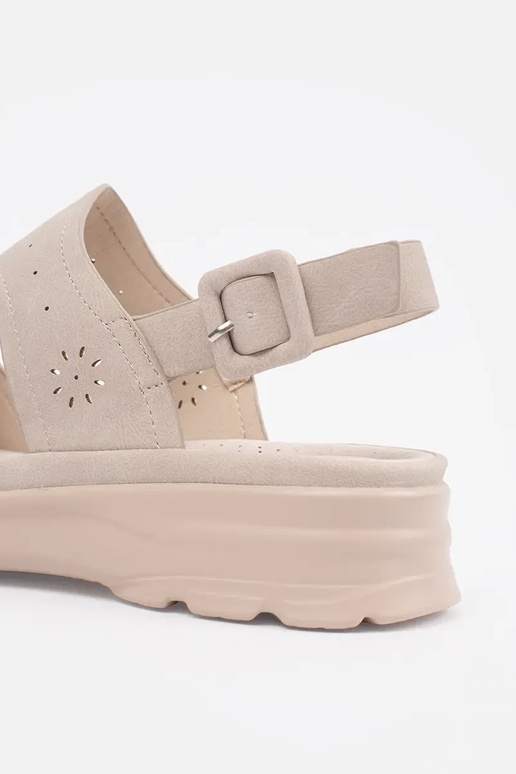 Elfenbeinfarbene Sandalen in hell auf...