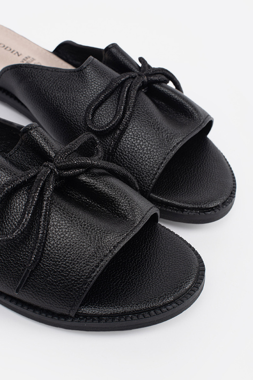 Schwarze Pantoletten mit Schleife Schwarze Pantoletten mit Schleife