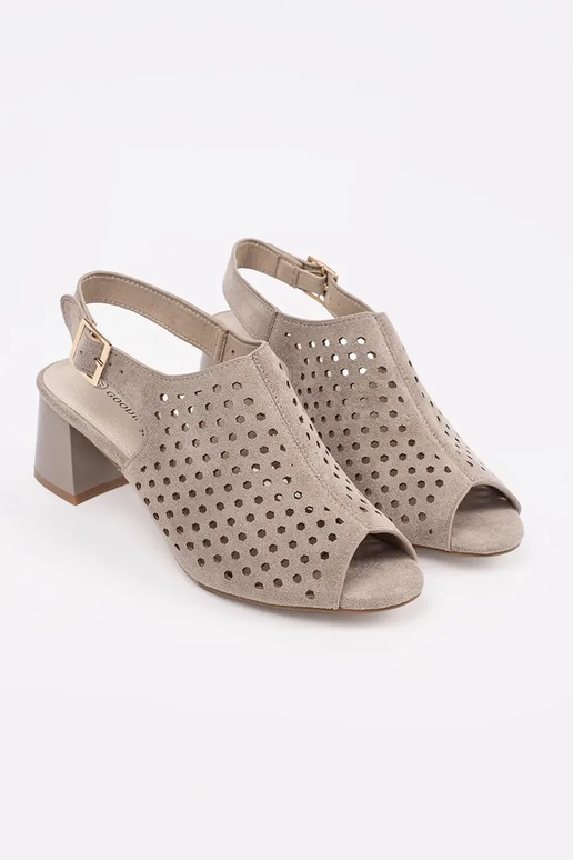 sandalen in Sandfarbe mit Absatz aus... sandalen in Sandfarbe mit Absatz aus...