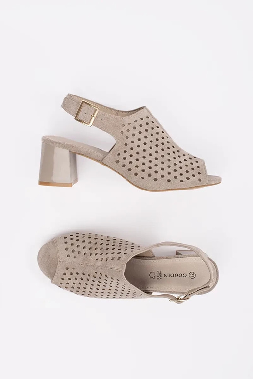 sandalen in Sandfarbe mit Absatz aus... sandalen in Sandfarbe mit Absatz aus...
