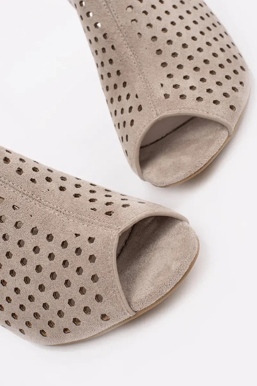 sandalen in Sandfarbe mit Absatz aus... sandalen in Sandfarbe mit Absatz aus...