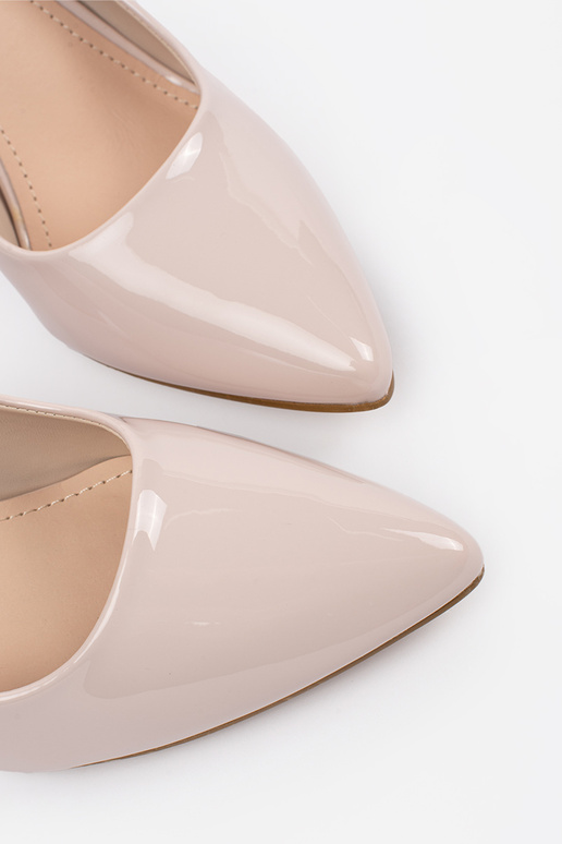 Sandfarbene lackierte Pumps mit Absatz
