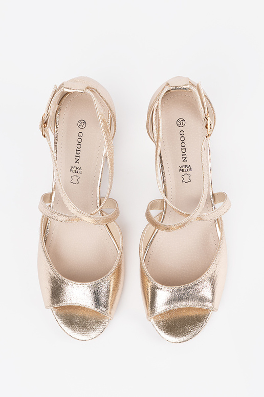 Goldene Sandalen mit niedrigem Absatz Goldene Sandalen mit niedrigem Absatz