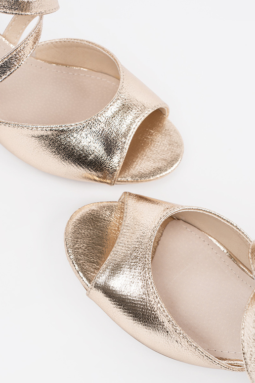 Goldene Sandalen mit niedrigem Absatz Goldene Sandalen mit niedrigem Absatz