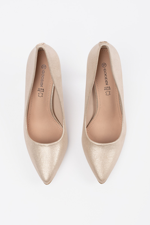 Sandfarbene glänzende Pumps mit Absatz Sandfarbene glänzende Pumps mit Absatz