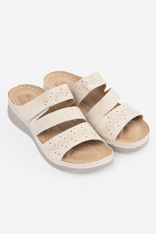 Pantoletten auf niedriger Plattform... Pantoletten auf niedriger Plattform...