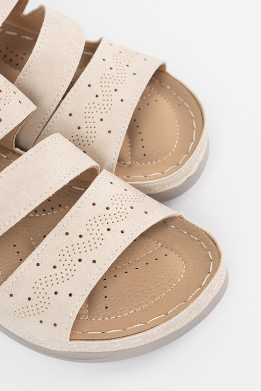 Pantoletten auf niedriger Plattform... Pantoletten auf niedriger Plattform...