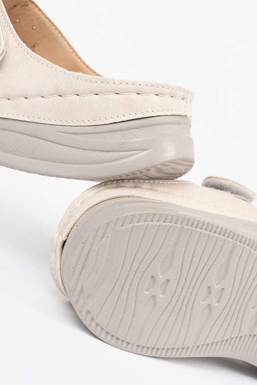 Pantoletten auf niedriger Plattform... Pantoletten auf niedriger Plattform...