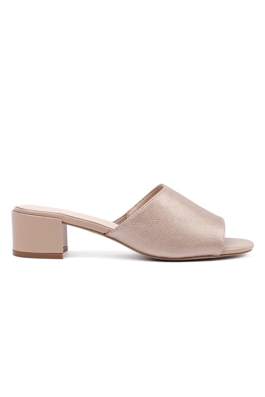 Sandfarbene Schlapfen mit Absatz von...