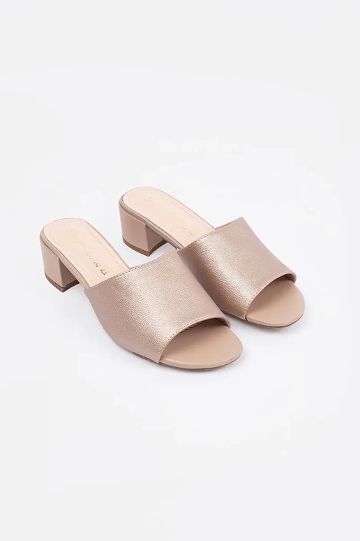 Sandfarbene Schlapfen mit Absatz von...