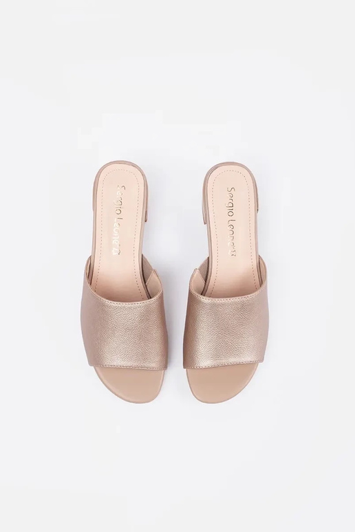 Sandfarbene Schlapfen mit Absatz von...