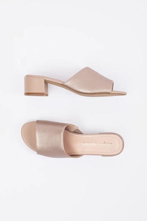 Sandfarbene Schlapfen mit Absatz von...