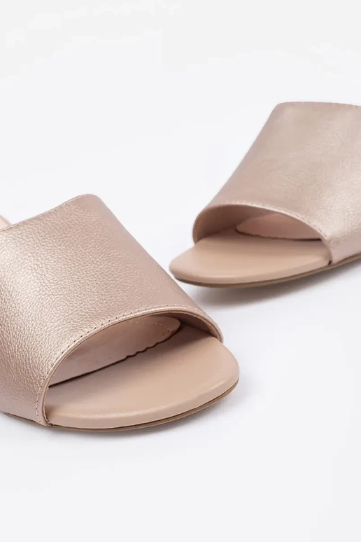 Sandfarbene Schlapfen mit Absatz von...