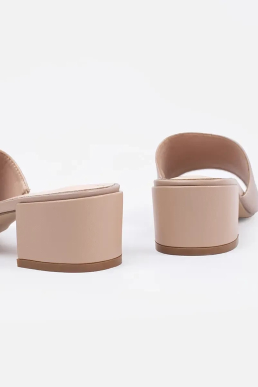 Sandfarbene Schlapfen mit Absatz von...