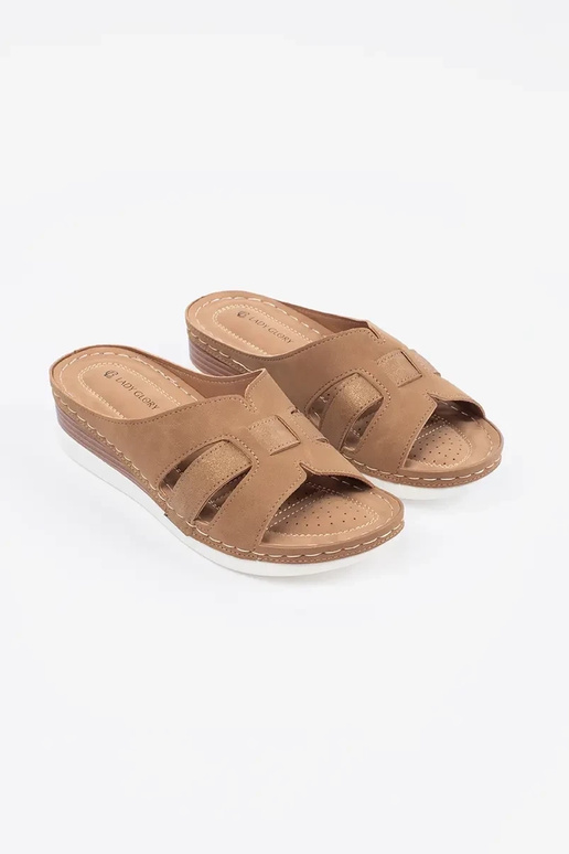 Bequeme Schlapfen mit niedrigem Keil... Bequeme Schlapfen mit niedrigem Keil...