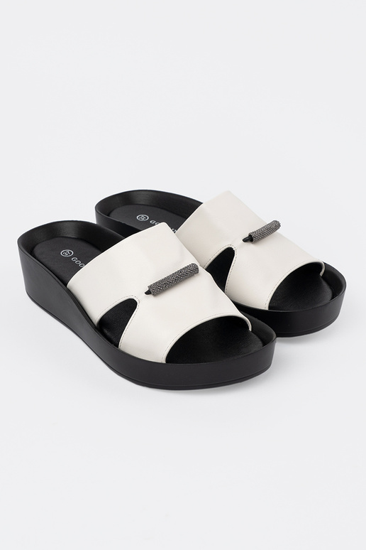 Schwarz-weiße Hausschuhe auf... Schwarz-weiße Hausschuhe auf...