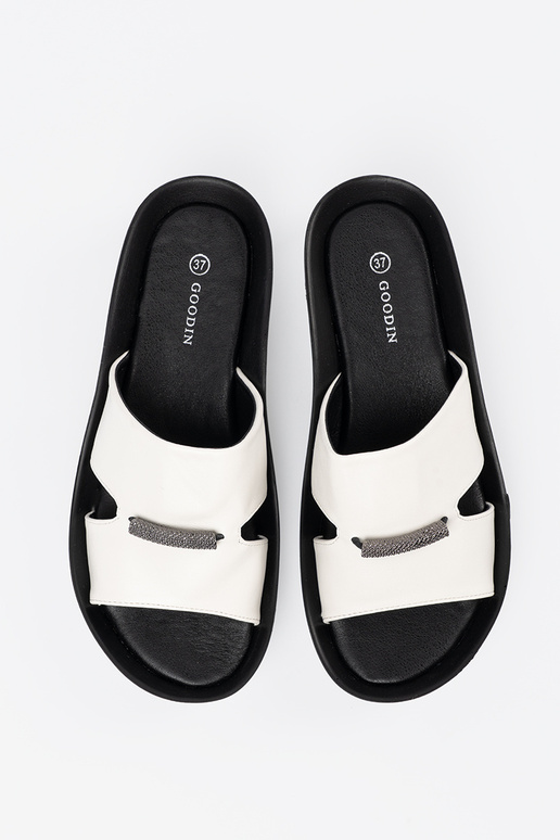 Schwarz-weiße Hausschuhe auf... Schwarz-weiße Hausschuhe auf...