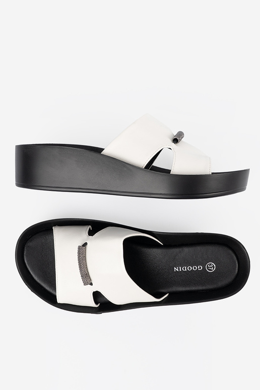 Schwarz-weiße Hausschuhe auf... Schwarz-weiße Hausschuhe auf...