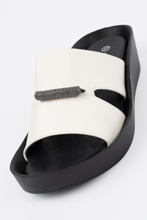 Schwarz-weiße Hausschuhe auf... Schwarz-weiße Hausschuhe auf...