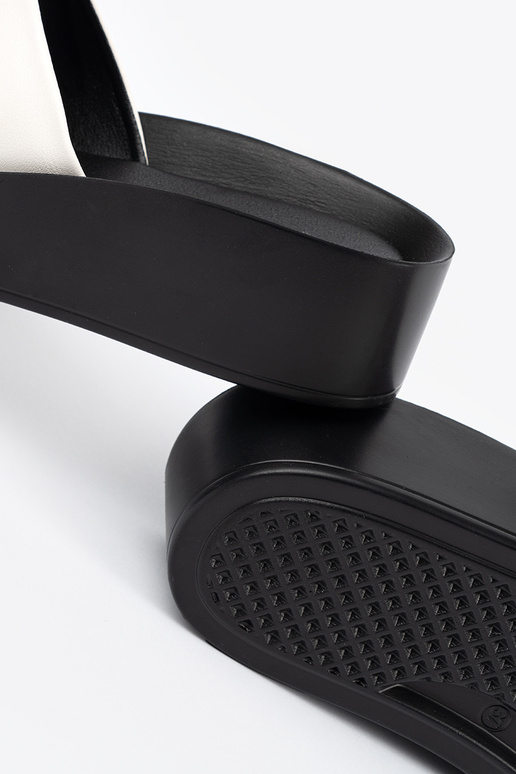 Schwarz-weiße Hausschuhe auf... Schwarz-weiße Hausschuhe auf...