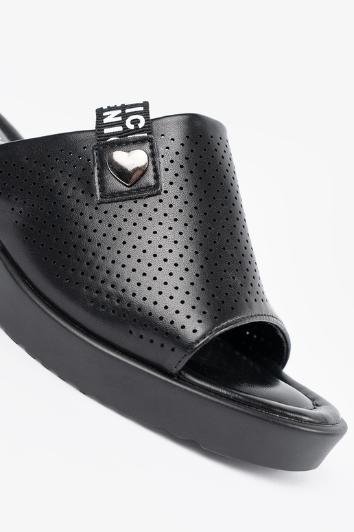 Luftige Pantoletten mit Plattform in... Luftige Pantoletten mit Plattform in...