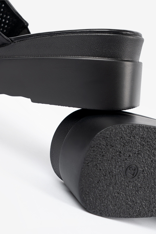 Luftige Pantoletten mit Plattform in... Luftige Pantoletten mit Plattform in...