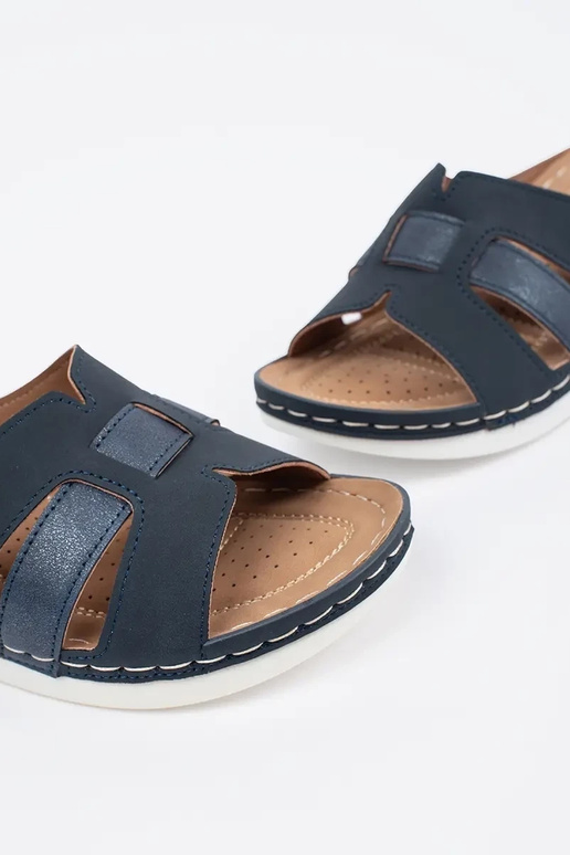 Bequeme Schlapfen mit niedrigem Keil...