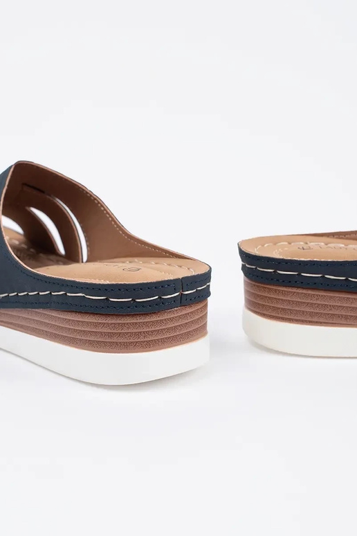 Bequeme Schlapfen mit niedrigem Keil...