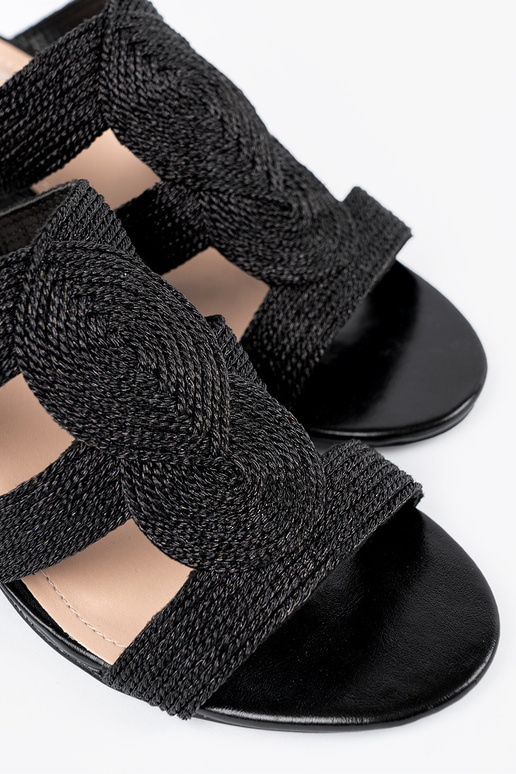 Schwarze geflochtene Sandalen auf...