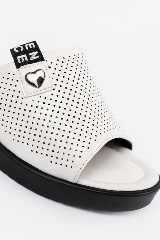 Luftige Pantoletten mit Plattform in... Luftige Pantoletten mit Plattform in...