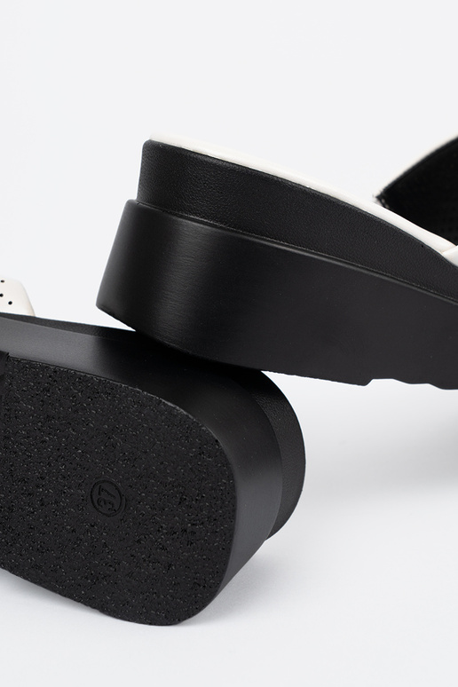 Luftige Pantoletten mit Plattform in... Luftige Pantoletten mit Plattform in...