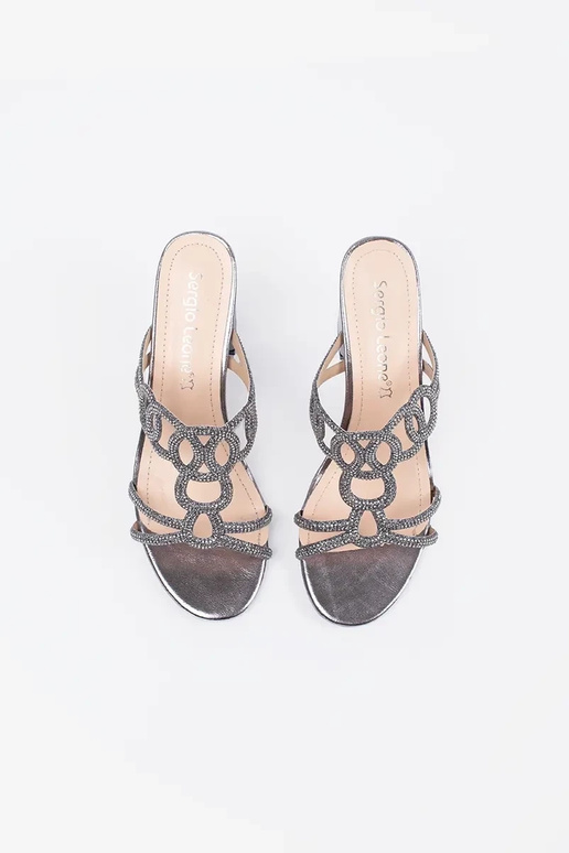 Silberne Schlapfen mit Absatz von... Silberne Schlapfen mit Absatz von...