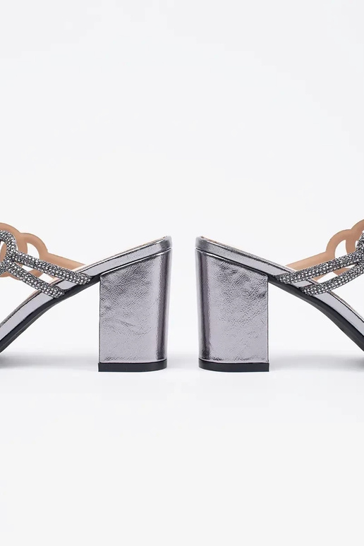 Silberne Schlapfen mit Absatz von... Silberne Schlapfen mit Absatz von...