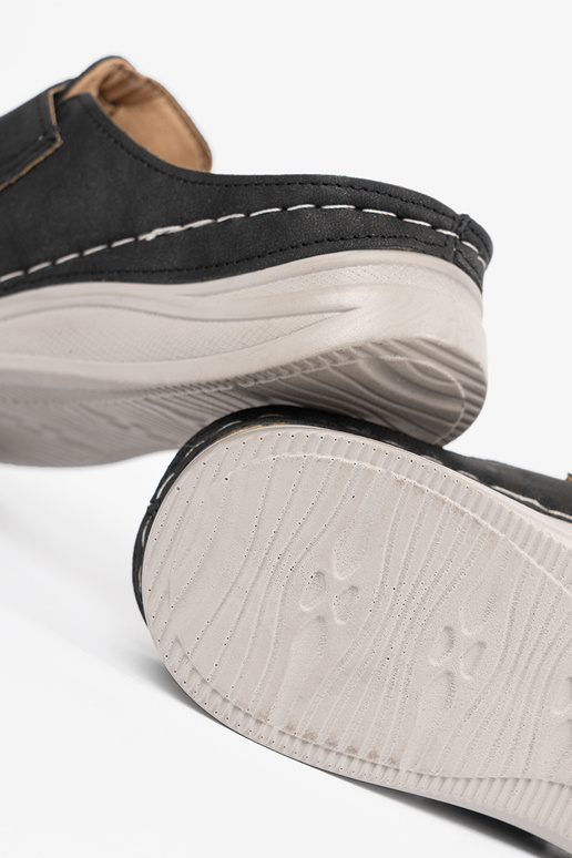 Pantoletten mit geschlossenen Zehen...