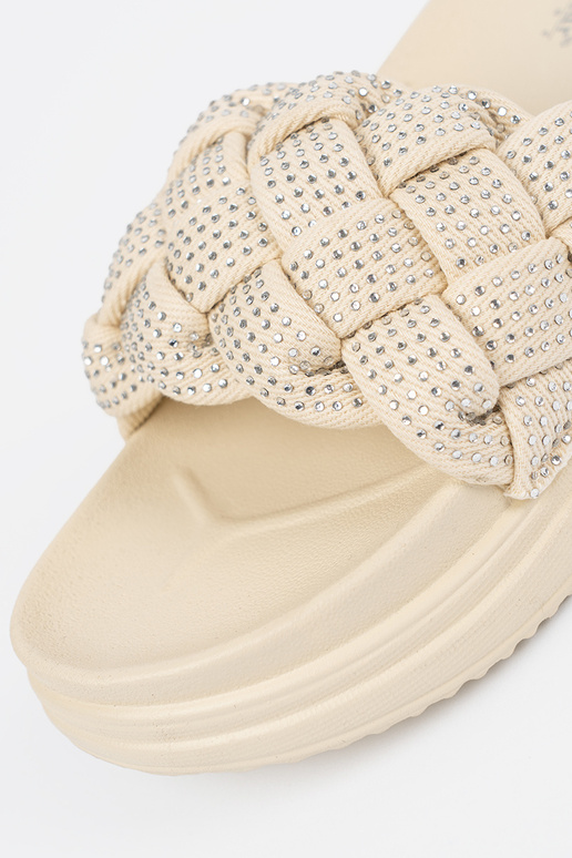 Schuhe mit Kristallen in leuchtendem...