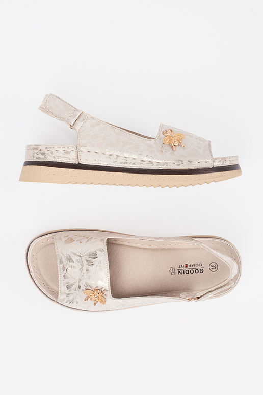 Elfenbeinfarbene Sandalen mit Plateau... Elfenbeinfarbene Sandalen mit Plateau...