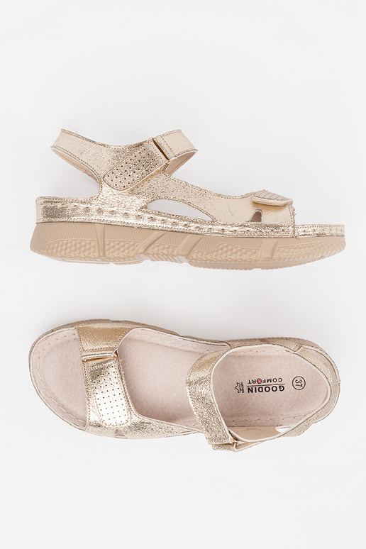 Klassische Sandalen für Frauen in... Klassische Sandalen für Frauen in...