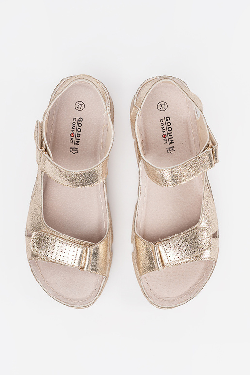Klassische Sandalen für Frauen in... Klassische Sandalen für Frauen in...