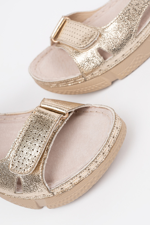 Klassische Sandalen für Frauen in... Klassische Sandalen für Frauen in...