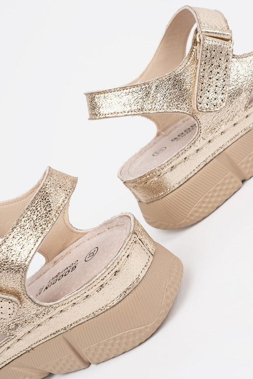 Klassische Sandalen für Frauen in... Klassische Sandalen für Frauen in...