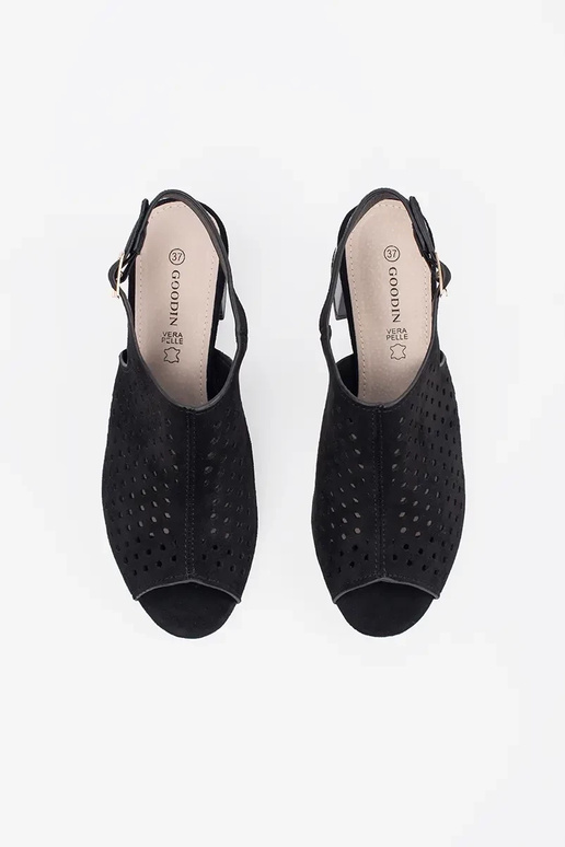 schwarze Sandalen mit Absatz aus... schwarze Sandalen mit Absatz aus...