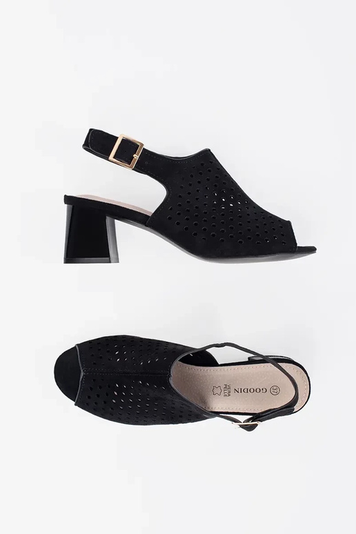 schwarze Sandalen mit Absatz aus... schwarze Sandalen mit Absatz aus...