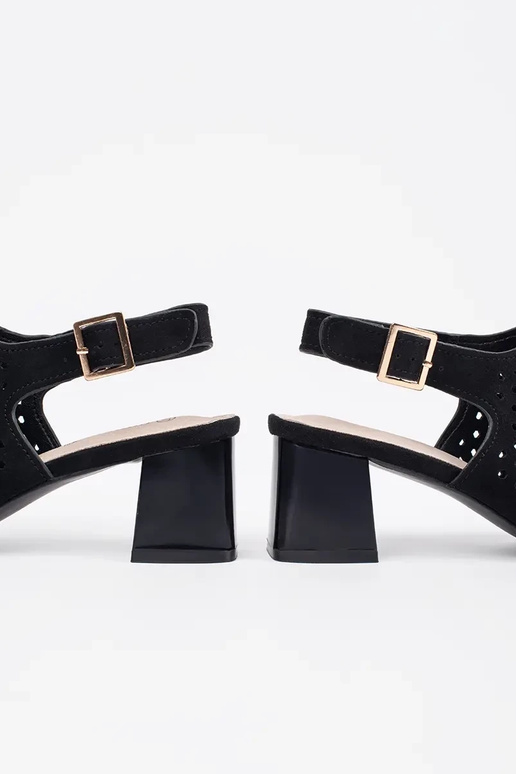 schwarze Sandalen mit Absatz aus... schwarze Sandalen mit Absatz aus...