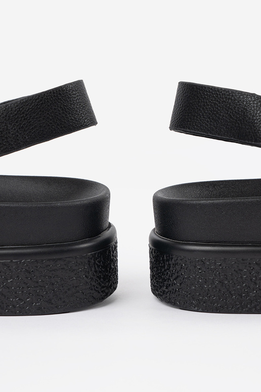 Schwarze elegante Sandalen mit Plattform Schwarze elegante Sandalen mit Plattform